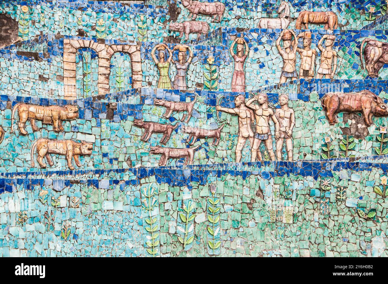 Dettaglio in ceramica dell'artista Giuseppe Macedonio della Fontana dell'Esedra - Mostra d'Oltremare a Napoli Foto Stock