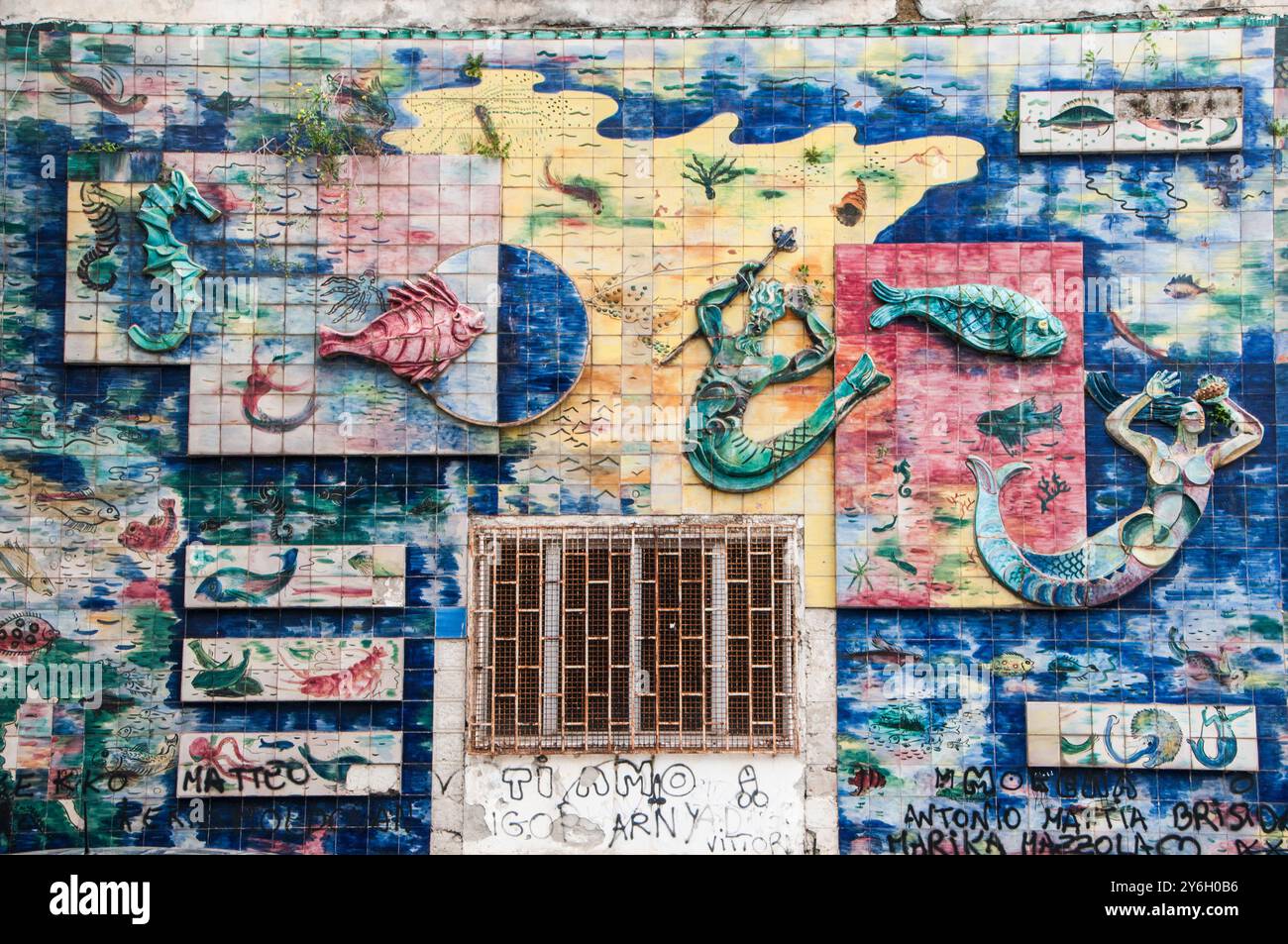 Facciata in ceramica dell'artista Paolo Ricci dell'Acquario tropicale della Mostra d'Oltremare. Napoli Foto Stock
