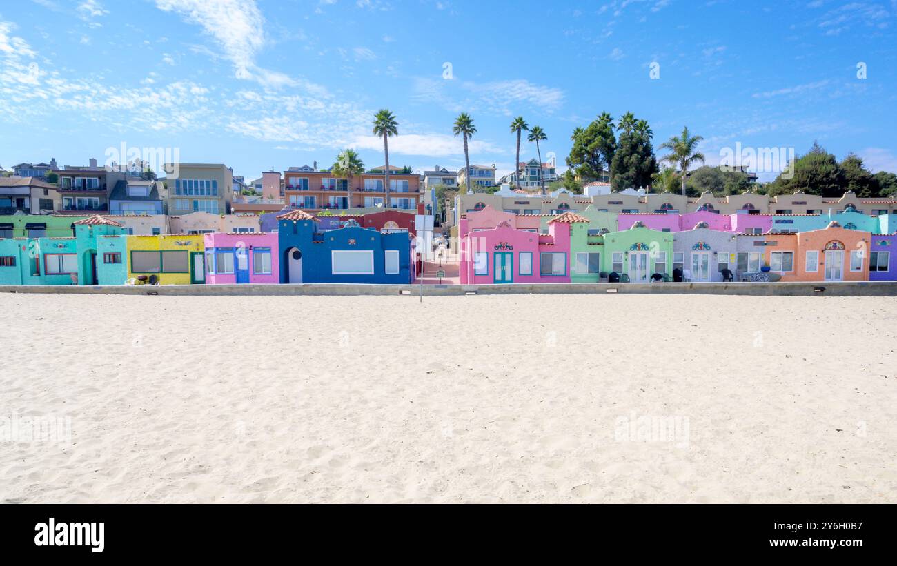 Incantevoli e vivaci cottage sulla spiaggia di Capitola California Central Coast, Stati Uniti, cielo azzurro soleggiato nuvole minime. Foto Stock