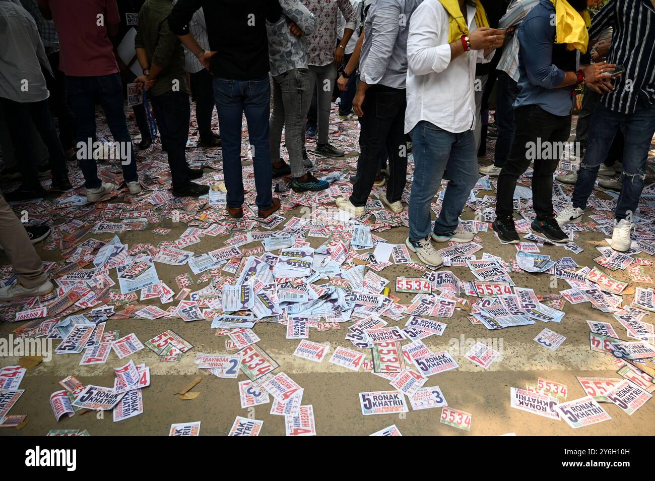 Nuova Delhi, India. 25 settembre 2024. NUOVA DELHI, INDIA - SETTEMBRE 25: Studenti dell'Università di Delhi durante la campagna elettorale dello scorso giorno, al North Campus, il 25 settembre 2024 a nuova Delhi, India. L'organo di sondaggio di lunedì ha ordinato a tutti i candidati di eliminare striscioni proibiti e manifesti con i loro nomi e numeri di voto entro 24 ore. (Foto di Salman Ali/Hindustan Times/Sipa USA ) credito: SIPA USA/Alamy Live News Foto Stock