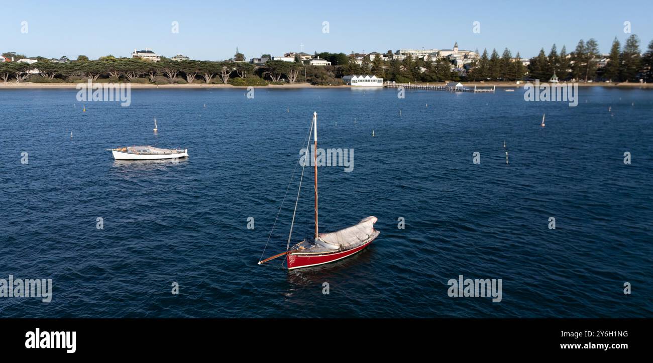 Barche storiche Couta ormeggiate presso la piccola cittadina costiera storica di Sorrento sulla Penisola di Mornington vicino a Melbourne, Australia. Foto Stock