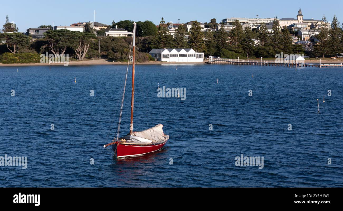 Barche storiche Couta ormeggiate presso la piccola cittadina costiera storica di Sorrento sulla Penisola di Mornington vicino a Melbourne, Australia. Foto Stock