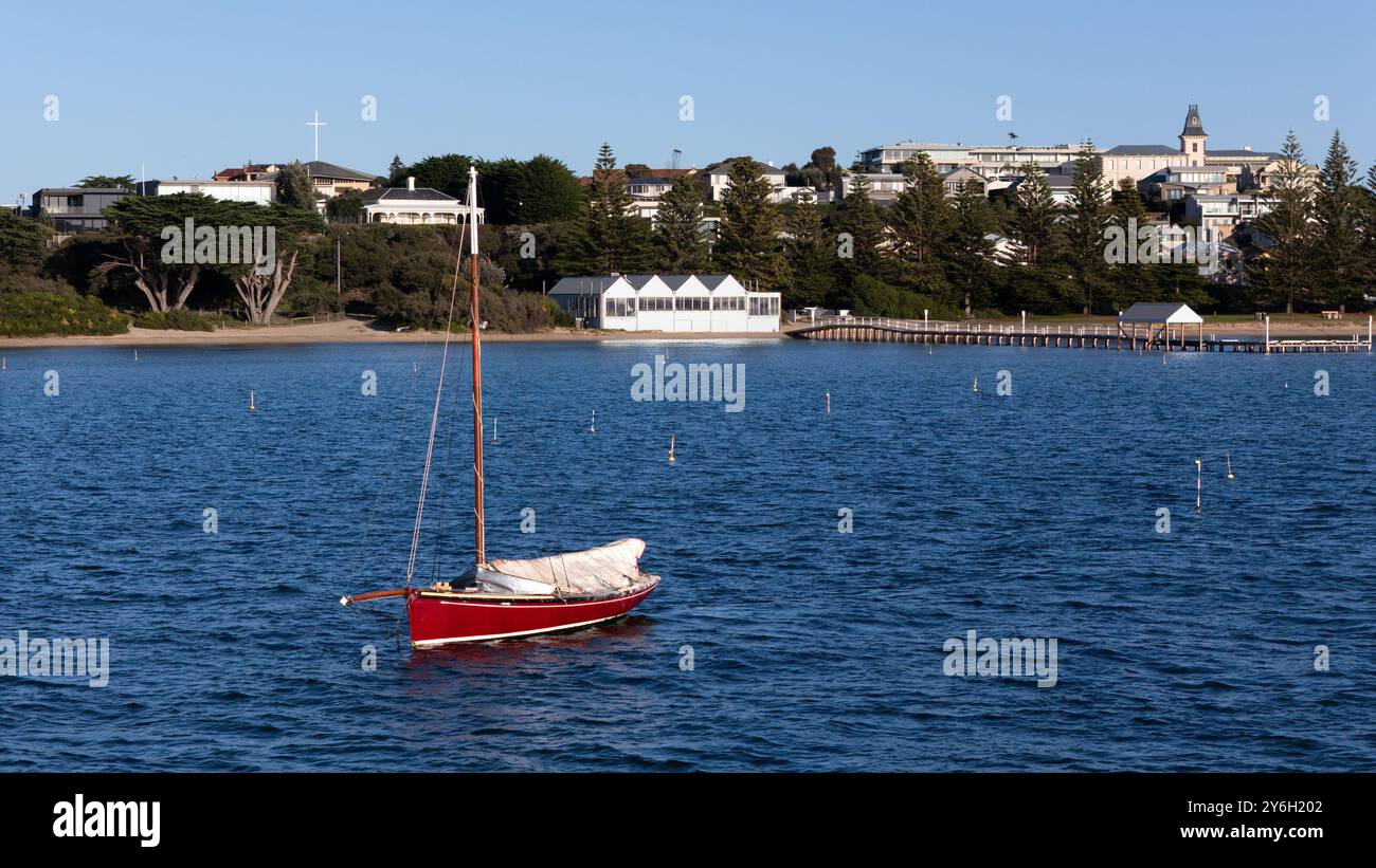 Barche storiche Couta ormeggiate presso la piccola cittadina costiera storica di Sorrento sulla Penisola di Mornington vicino a Melbourne, Australia. Foto Stock