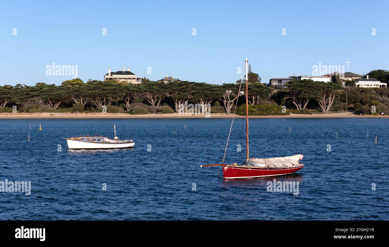 Barche storiche Couta ormeggiate presso la piccola cittadina costiera storica di Sorrento sulla Penisola di Mornington vicino a Melbourne, Australia. Foto Stock