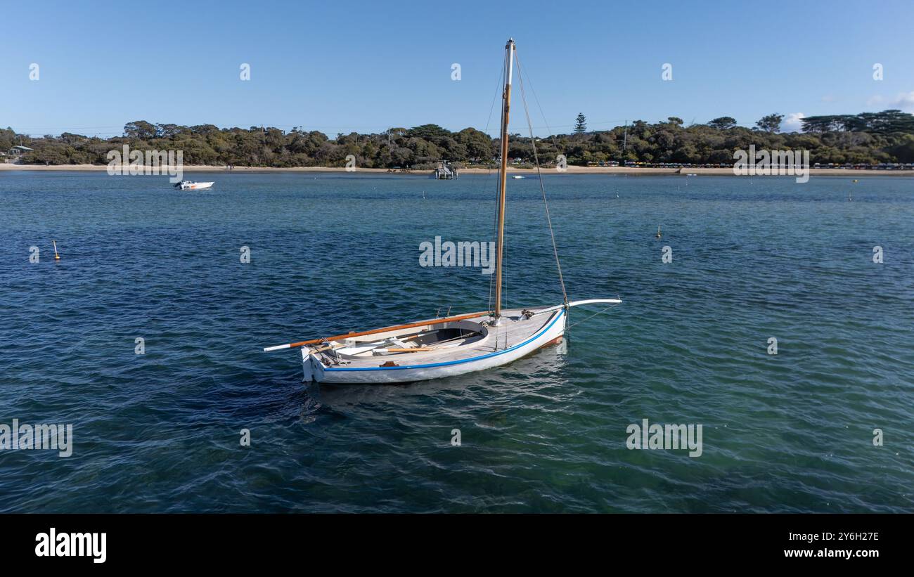Barche storiche Couta ormeggiate presso la piccola cittadina costiera storica di Sorrento sulla Penisola di Mornington vicino a Melbourne, Australia. Foto Stock
