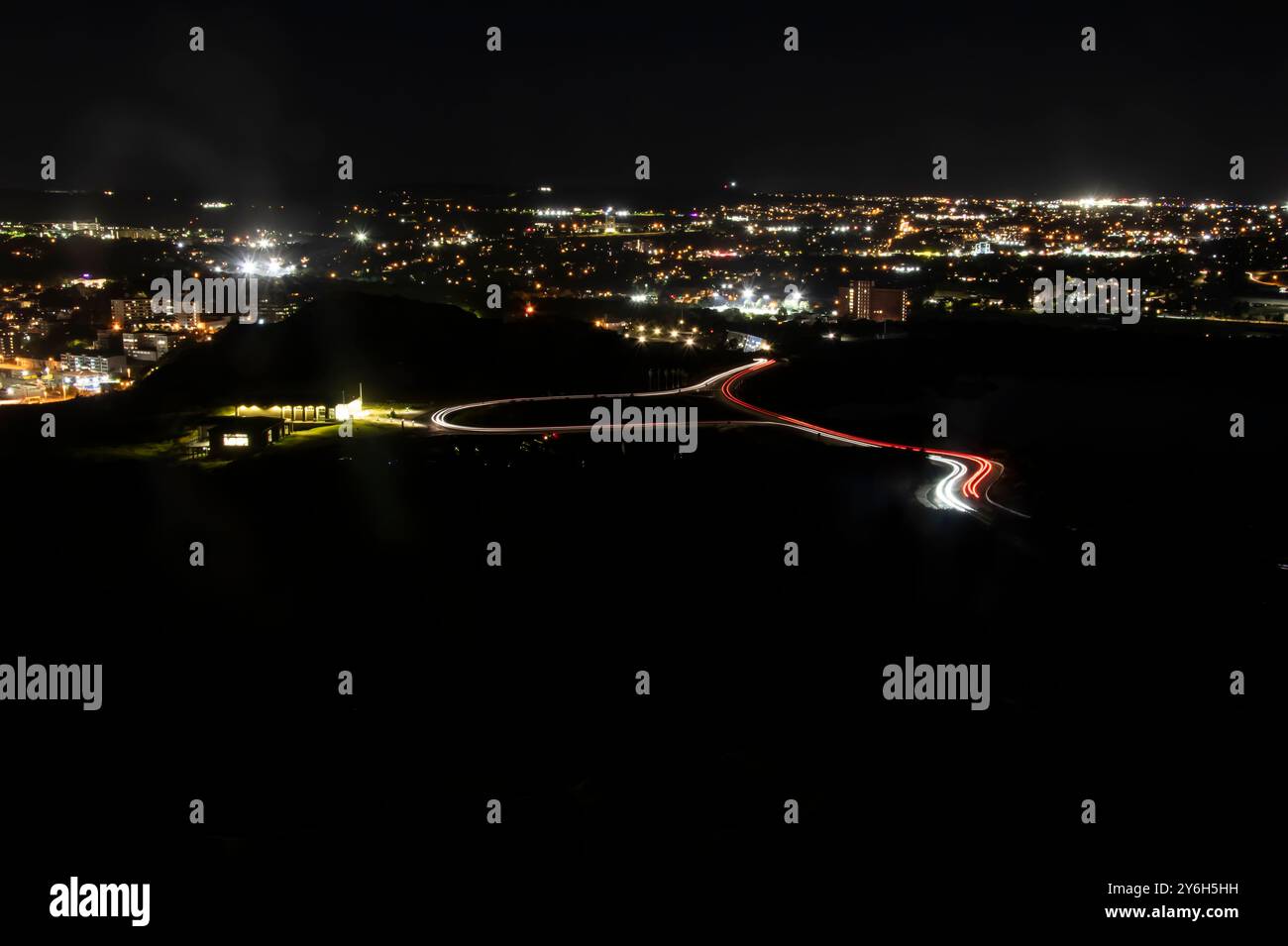 Percorsi per auto su Signal Hill Road di notte a St. John's, Newfoundland & Labrador, Canada Foto Stock