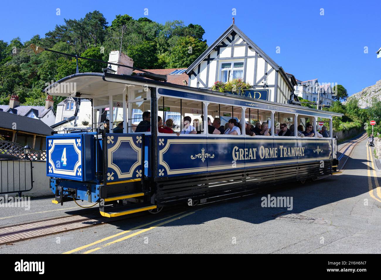 Llandudno, Galles, Regno Unito - 17 settembre 2024; il tram Great orme parte dalla stazione Victoria con passeggeri in salita Foto Stock