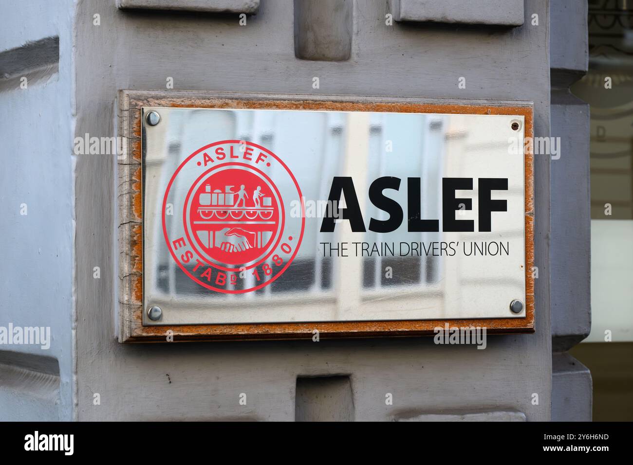 Londra, Regno Unito - 18 settembre 2024; cartello con il logo della ASLEF Associated Society of Locomotive Engineers and Firemen Foto Stock