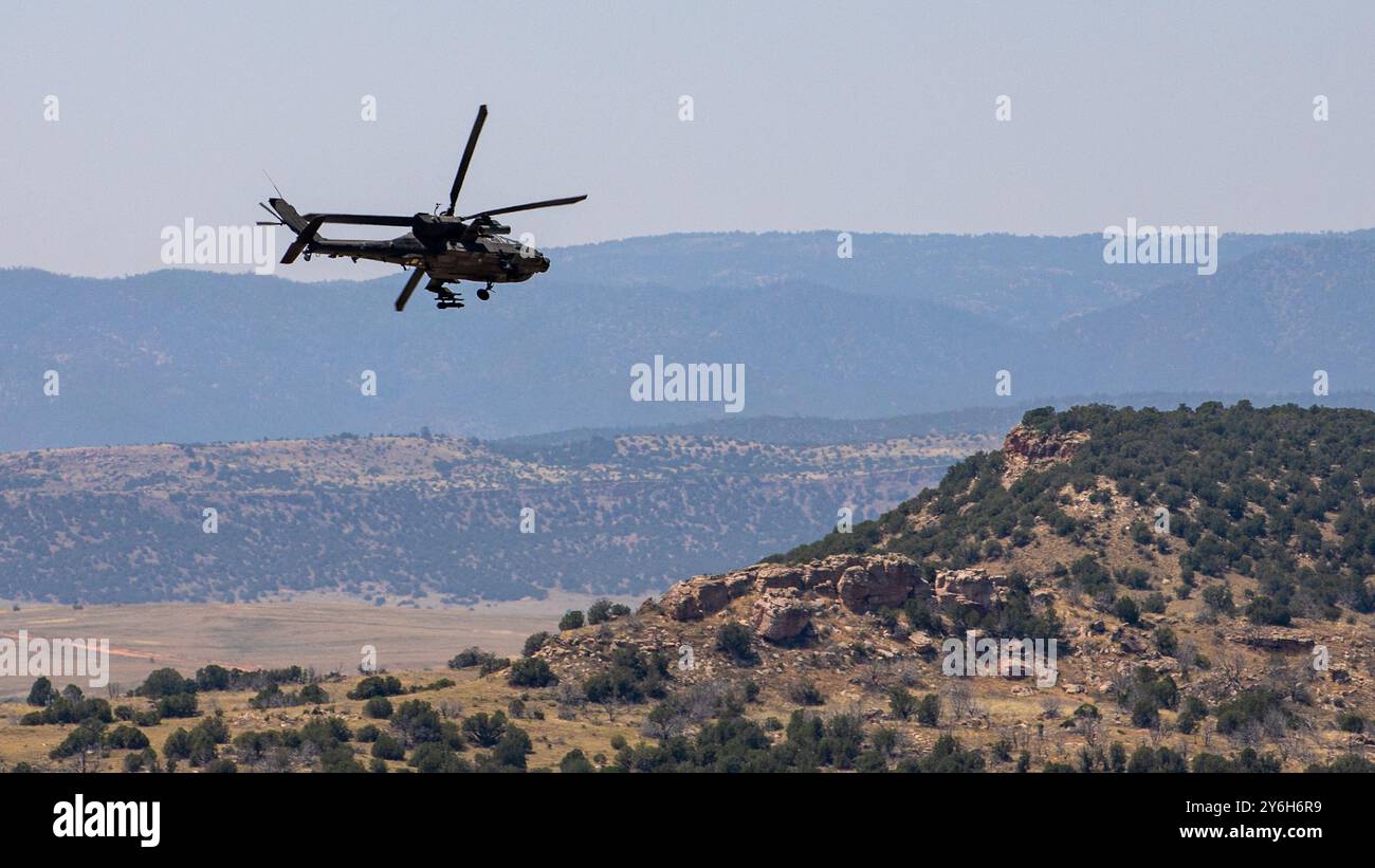 Soldati dell'esercito statunitense del 4th Attack Helicopter Battalion, 4th Combat Aviation Brigade, 4th Infantry Division, fanno un volo di ritorno dopo l'addestramento delle armi da fuoco aeree e la preparazione al combattimento a Fort Carson, Colorado, 29 luglio 2024. L'esercitazione Aerial Gunnery ha migliorato la preparazione al combattimento, ha migliorato le abilità essenziali della missione e ha garantito la competenza nelle armi. (Foto dell'esercito degli Stati Uniti del sergente Robert Spaulding) Foto Stock