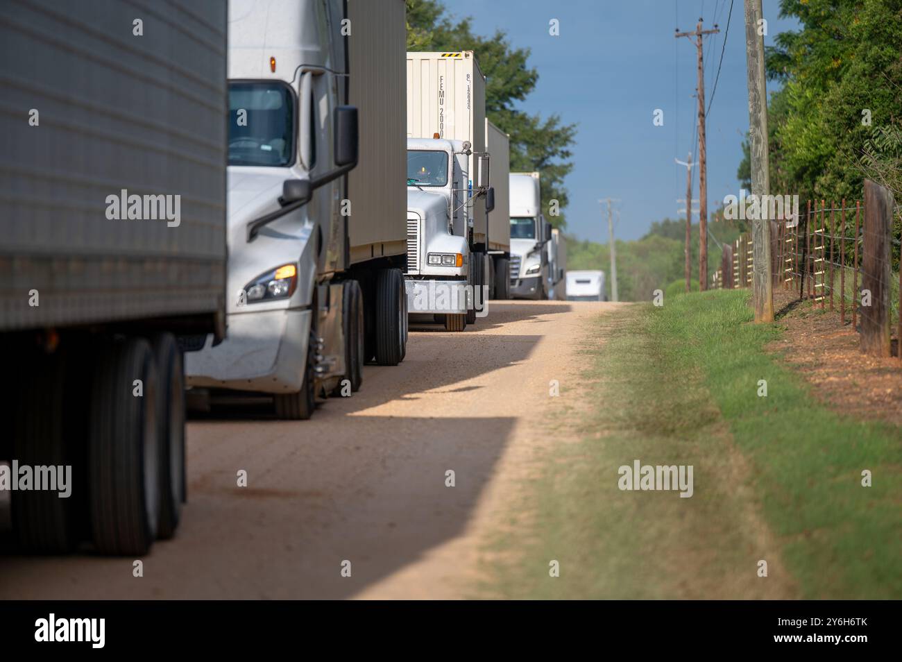 I camion che trasportano rifornimenti per la Federal Emergency Management Agency arrivano alla Maxwell Air Force base, il 25 settembre 2024. Cibo, acqua e rifornimenti sono stati messi in scena alla Maxwell Air Force base per il recupero quando l'uragano Helene atterra. (Foto U.S. Air Force di Evan Porter, Senior Airman) Foto Stock I camion che trasportano rifornimenti per la Federal Emergency Management Agency arrivano alla Maxwell Air Force base, il 25 settembre 2024. Cibo, acqua e rifornimenti sono stati messi in scena alla Maxwell Air Force base per il recupero quando l'uragano Helene atterra. (Foto U.S. Air Force di Evan Porter, Senior Airman) Foto Stock
