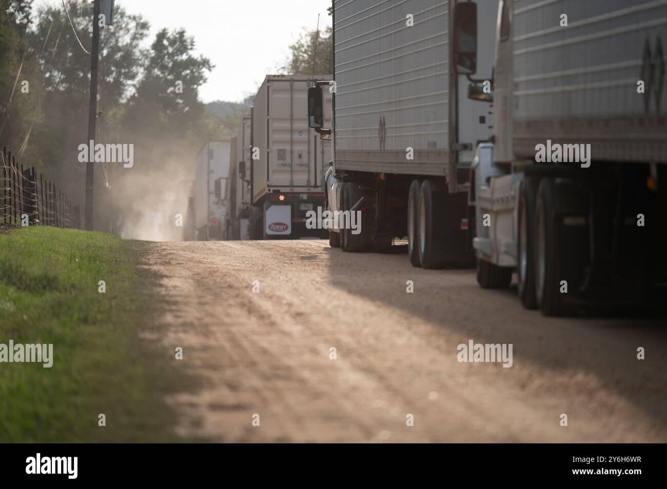 I camion che trasportano rifornimenti per la Federal Emergency Management Agency arrivano alla Maxwell Air Force base, il 25 settembre 2024. I camion trasportano forniture essenziali per aiutare le comunità sudorientali in seguito all'uragano Helene. (Foto U.S. Air Force di Evan Porter, Senior Airman) Foto Stock I camion che trasportano rifornimenti per la Federal Emergency Management Agency arrivano alla Maxwell Air Force base, il 25 settembre 2024. I camion trasportano forniture essenziali per aiutare le comunità sudorientali in seguito all'uragano Helene. (Foto U.S. Air Force di Evan Porter, Senior Airman) Foto Stock