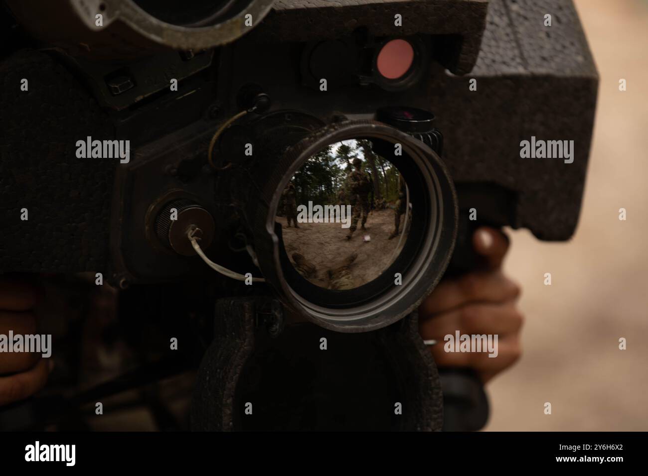 Un paracadutista assegnato alla 82nd Airborne Division, riflesso nell'obiettivo dell'Advanced Anti-Tank Weapon System-Medium, o FGM-148 Javelin durante la difesa dalla corsia dei carri armati durante la corsia Expert Soldier Badge a Fort Liberty, Carolina del Nord, 18 settembre 2024. . Ricevere un distintivo esperto di soldato, un distintivo esperto di fanteria o un distintivo medico esperto di campo dimostra la capacità di un singolo soldato di eseguire abilità compiti di guerriero di livello 1 e abilità nell'addestramento tattico. (Foto dell'esercito degli Stati Uniti di PFC. Jadyn Merritt) Foto Stock