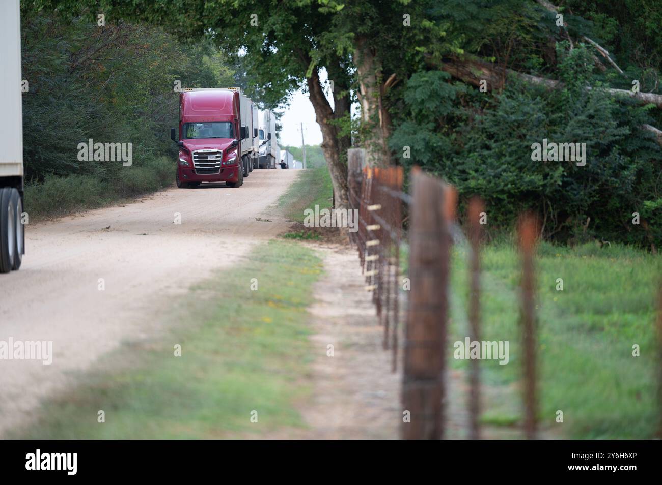 I camion che trasportano rifornimenti per la Federal Emergency Management Agency arrivano alla Maxwell Air Force base, il 24 settembre 2024. Cibo, acqua e rifornimenti sono stati messi in scena alla Maxwell Air Force base per il recupero quando l'uragano Helene atterra. (Foto U.S. Air Force di Evan Porter, Senior Airman) Foto Stock I camion che trasportano rifornimenti per la Federal Emergency Management Agency arrivano alla Maxwell Air Force base, il 24 settembre 2024. Cibo, acqua e rifornimenti sono stati messi in scena alla Maxwell Air Force base per il recupero quando l'uragano Helene atterra. (Foto U.S. Air Force di Evan Porter, Senior Airman) Foto Stock