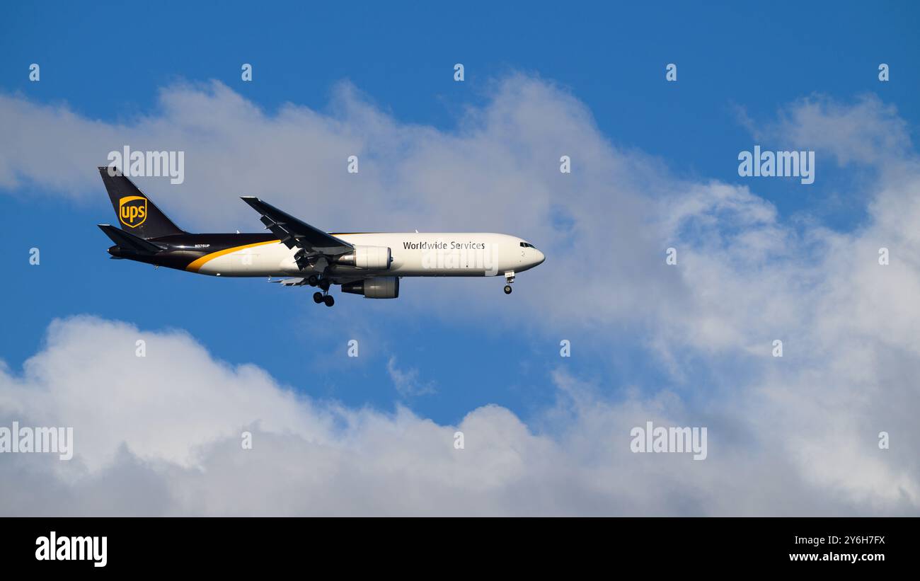 Seattle - 18 agosto 2024; livrea UPS United Parcel Service Boeing 767 300 Twin jet atterra contro il cielo blu parzialmente nuvoloso N376UP Foto Stock