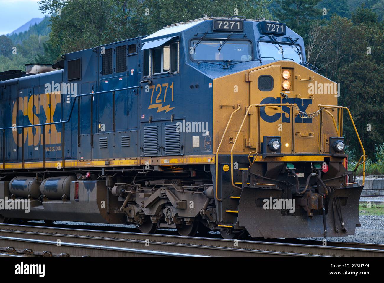Skykomish. WA. USA - 26 agosto 2024; locomotiva merci CSX in primo piano con logo e colori del marchio Foto Stock