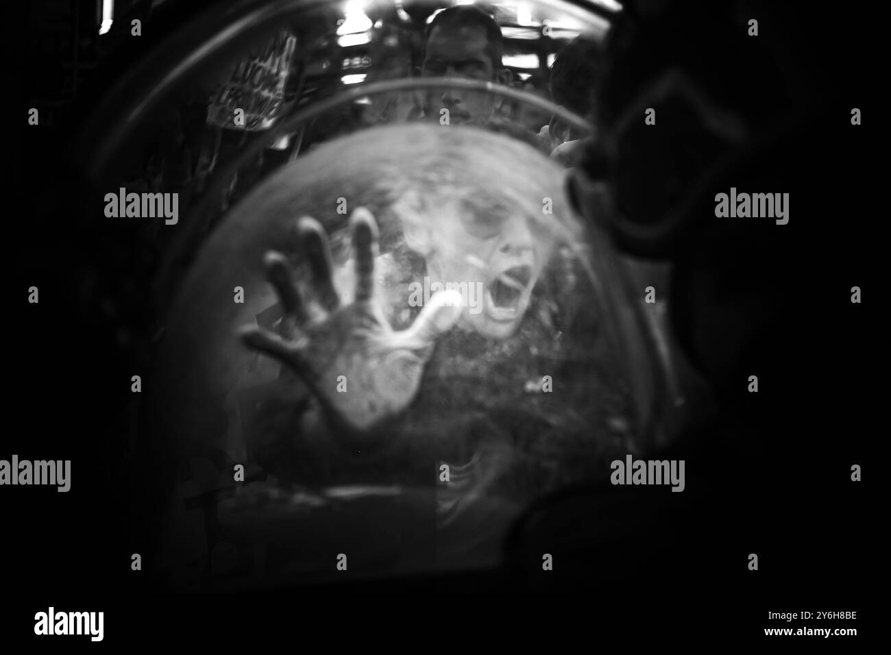 Buenos Aires, Buenos Aires, Argentina. 25 settembre 2024. Per il secondo mercoledì consecutivo, la marcia settimanale dei pensionati davanti al Congresso Nazionale ha registrato incidenti tra forze di sicurezza e manifestanti. Quando la gente ha iniziato a scendere per strada, sono stati istituiti diversi cordoni della polizia per impedire che la protesta interrompa il traffico nella zona, che ha generato momenti di tensione. (Credit Image: © Daniella Fernandez Realin/ZUMA Press Wire) SOLO PER USO EDITORIALE! Non per USO commerciale! Foto Stock