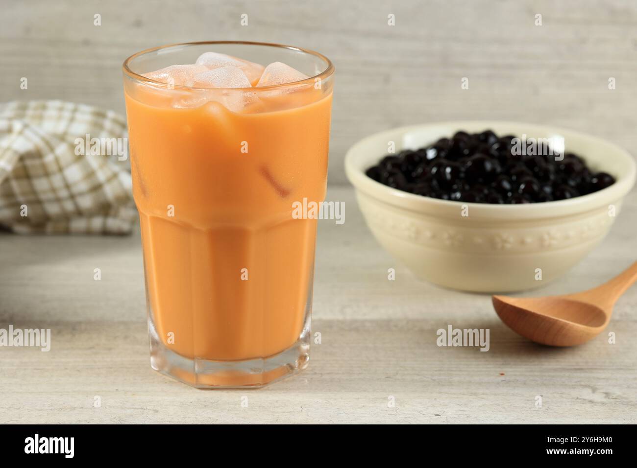 Il tè tailandese o tè Cha Iced è una bevanda fredda a base di tè nero Ceylon, solitamente condita con perla di Boba Foto Stock