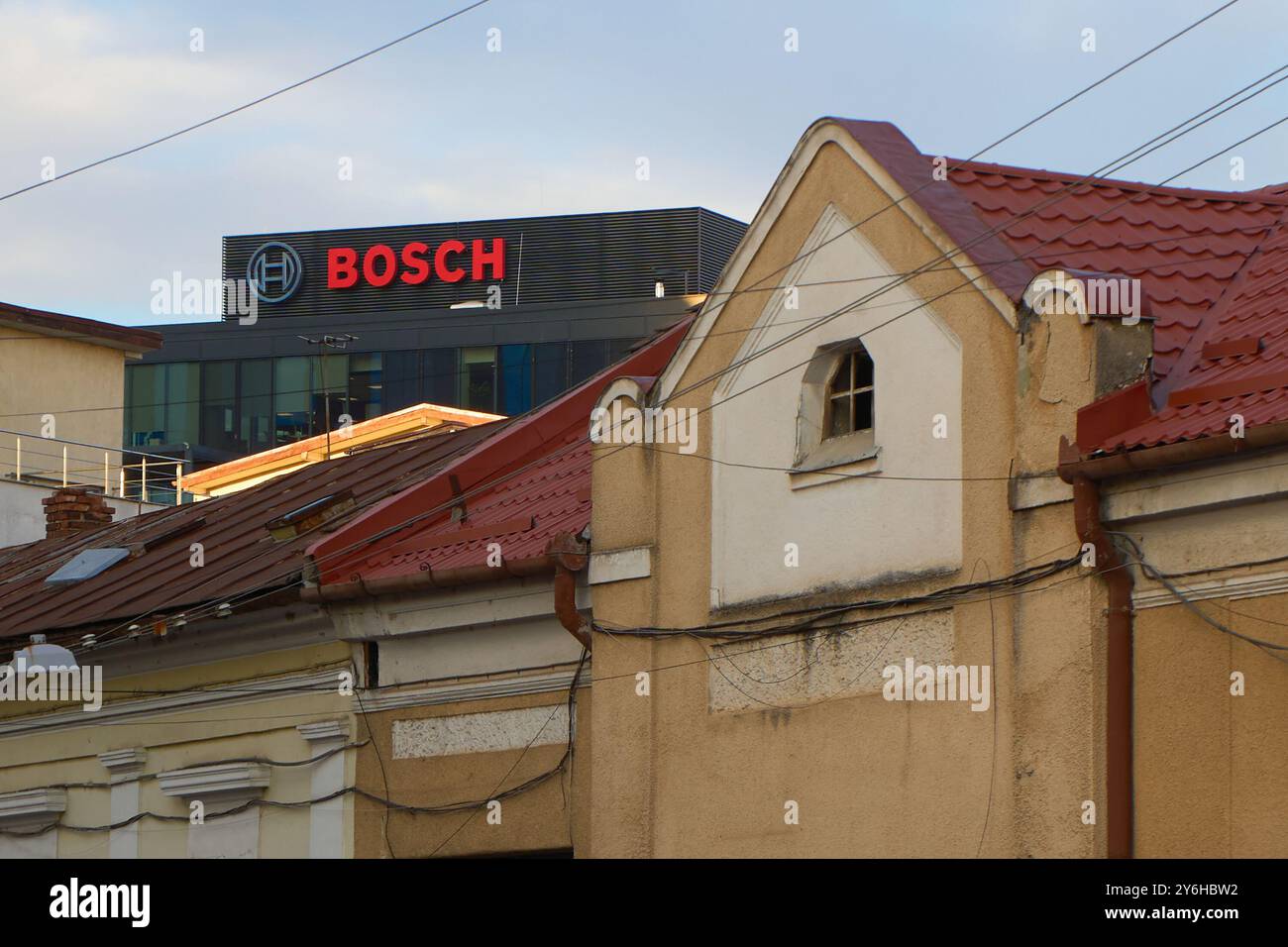 Cluj-Napoca, Romania. 20 settembre 2024: Il logo della multinazionale tedesca di ingegneria e tecnologia Bosch è visto in cima alla Bosch Engineerin Foto Stock