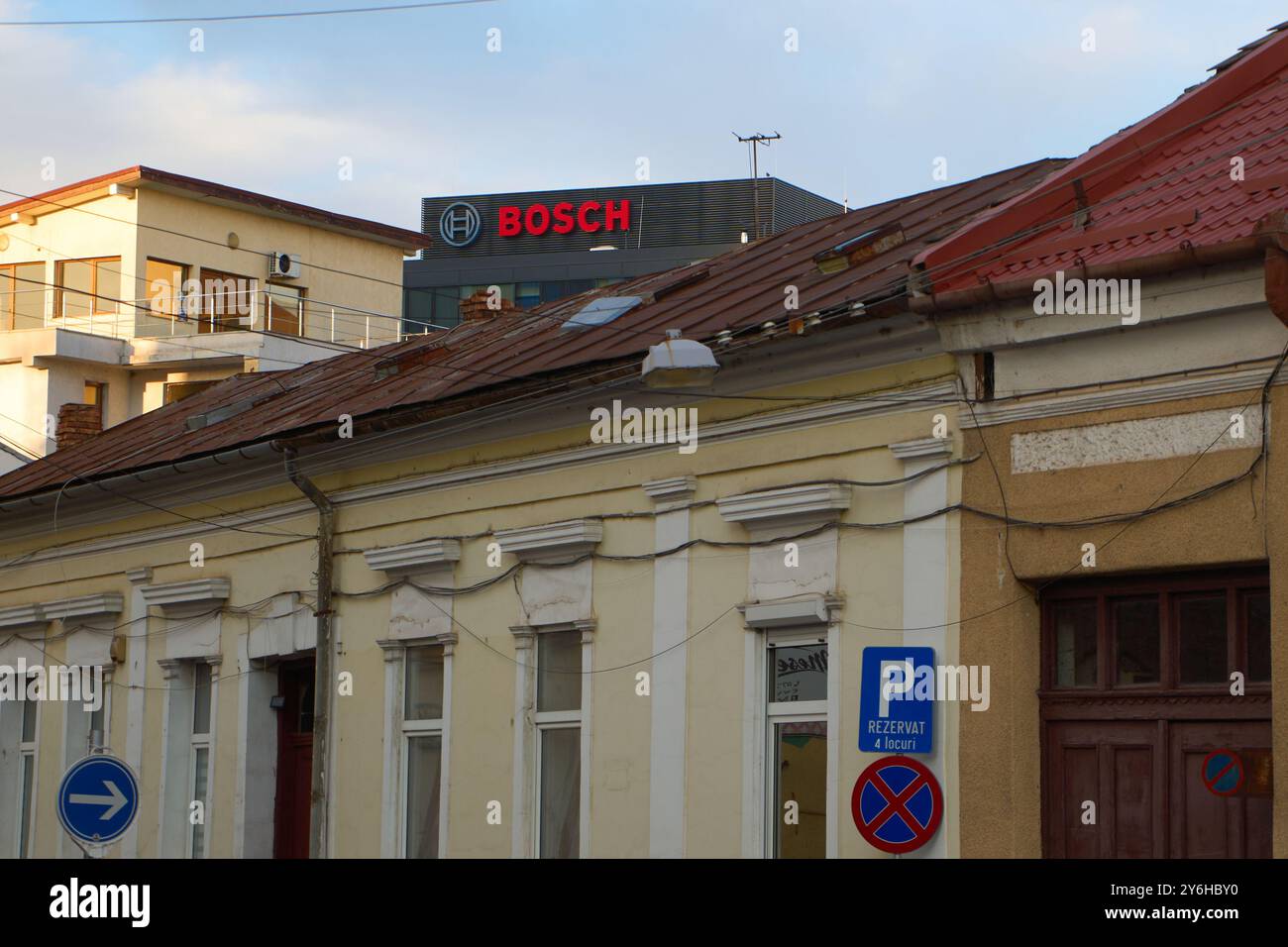 Cluj-Napoca, Romania. 20 settembre 2024: Il logo della multinazionale tedesca di ingegneria e tecnologia Bosch è visto in cima alla Bosch Engineerin Foto Stock