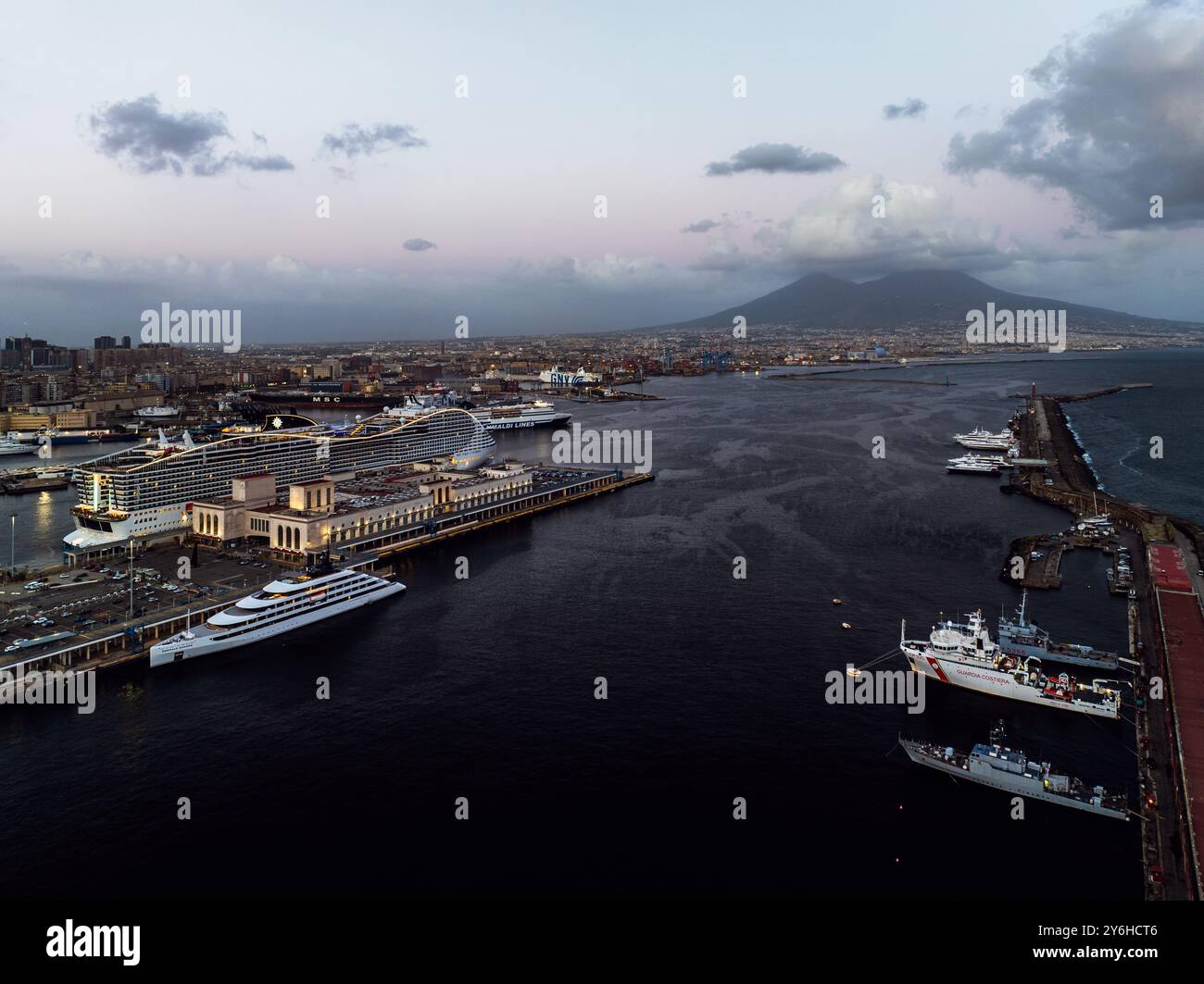 Terminal dei traghetti di Napoli di notte da un drone, Molo Immacolatella Vecchia, Napoli, Campania, Italia, Europa Foto Stock