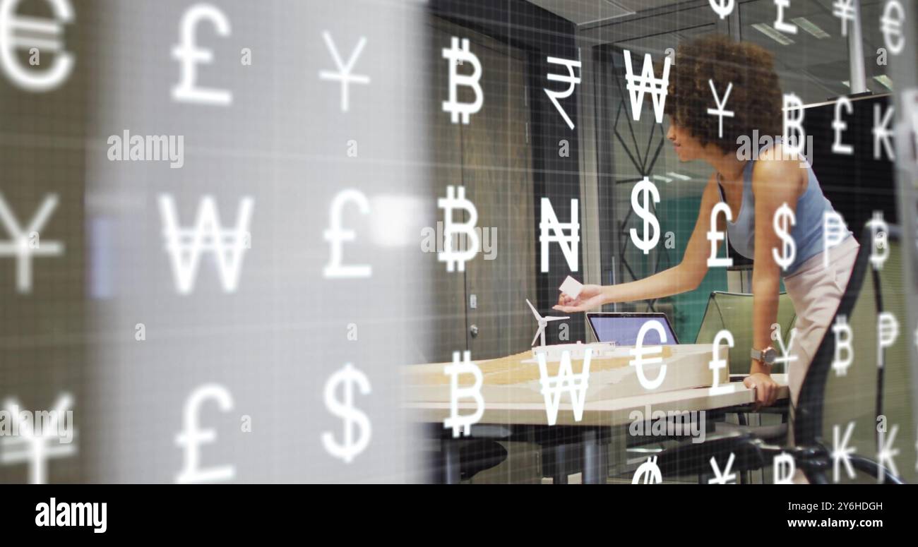 Immagine di simboli valutari su persone diverse che discutono di lavoro in ufficio Foto Stock