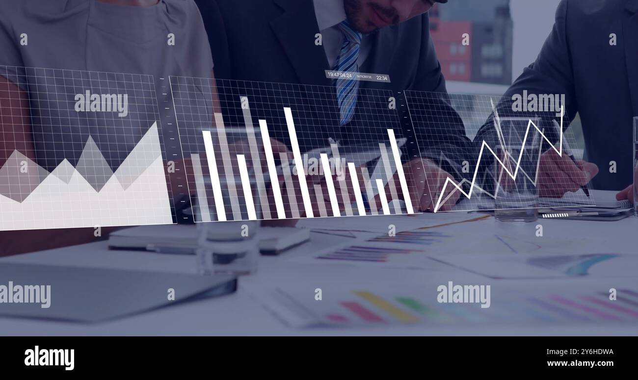 Immagine dell'elaborazione dei dati finanziari su diversi dipendenti aziendali in ufficio Foto Stock