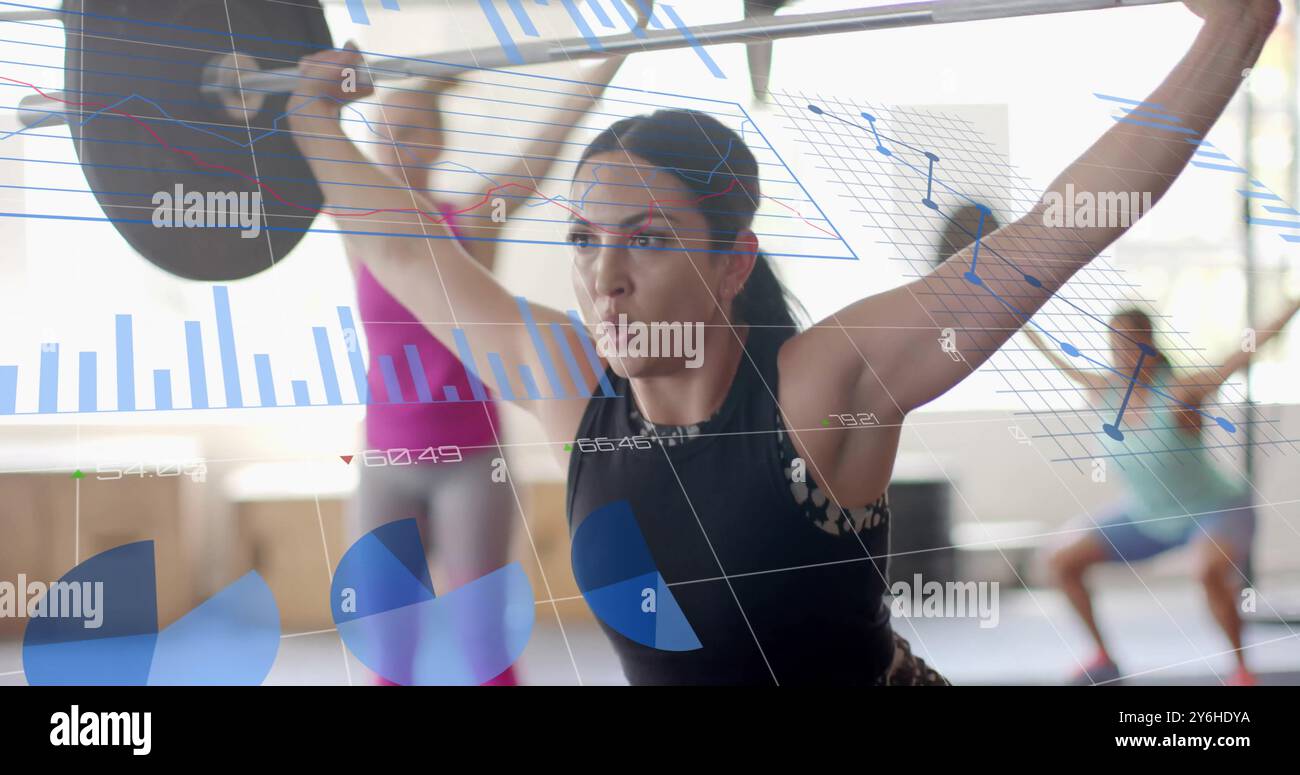 Donne che sollevano pesi con grafici di dati e immagini grafiche sui loro movimenti Foto Stock