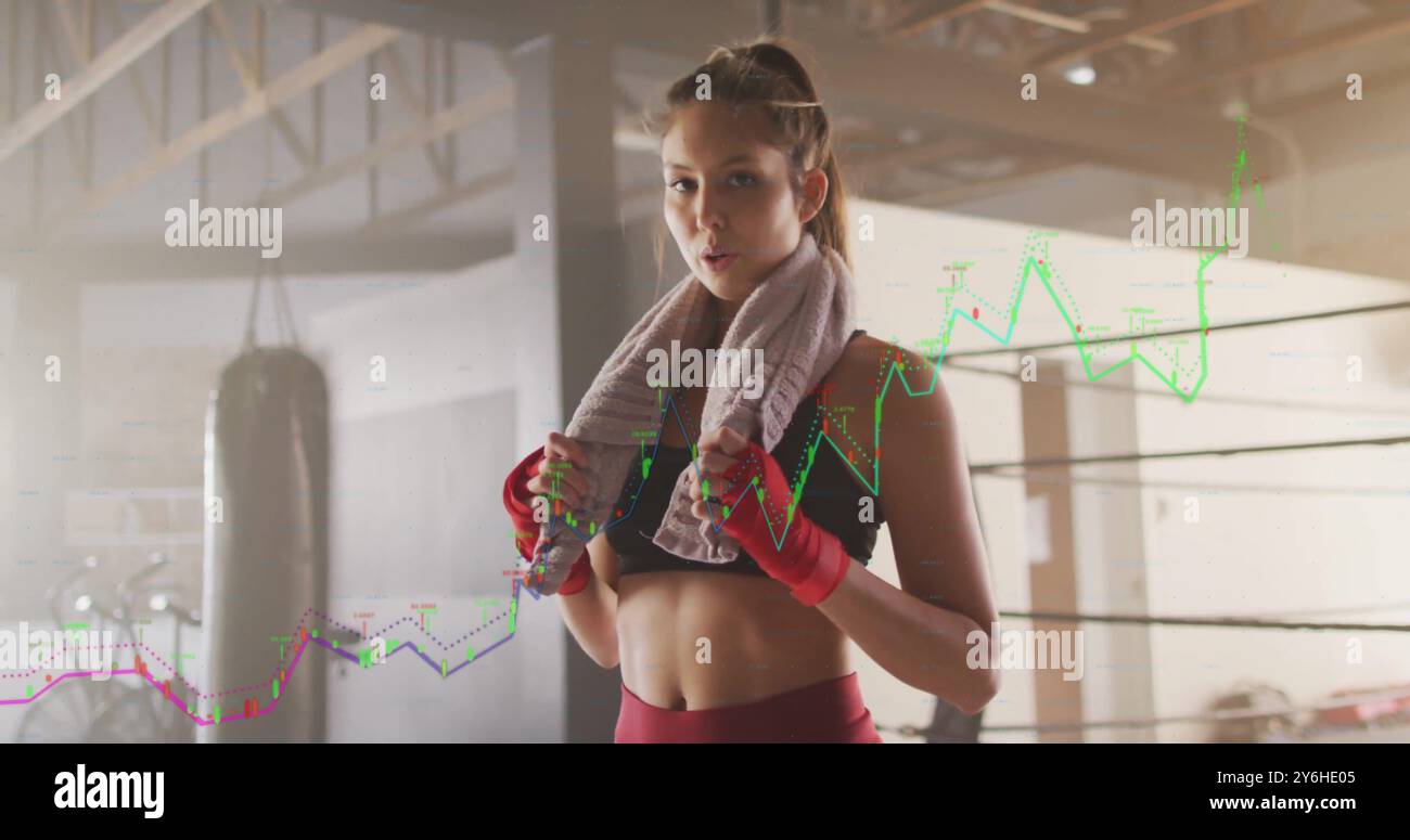 Immagine di tracciamento dei dati di fitness su una donna con asciugamano nella palestra di boxe Foto Stock