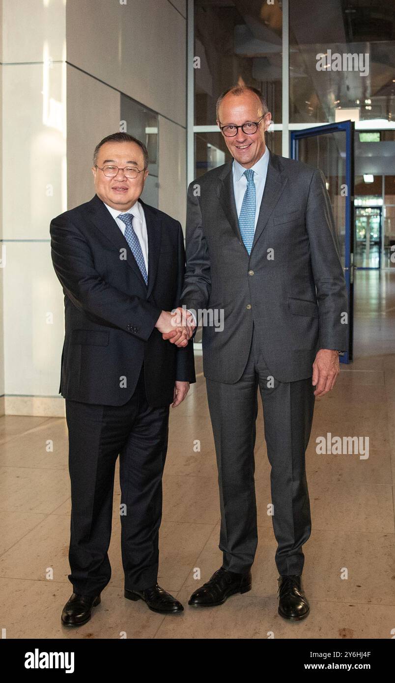Berlino, Germania. 24 settembre 2024. Liu Jianchao, capo del Dipartimento internazionale del Comitato centrale del Partito Comunista Cinese (CPC), incontra Friedrich Merz, presidente dell'Unione Cristiano-democratica (CDU) e presidente dell'Unione Cristiano-democratica e del gruppo parlamentare dell'Unione Cristiano-sociale (CDU/CSU) nel Bundestag, a Berlino, Germania, 24 settembre 2024. Liu ha guidato una delegazione del CPC in visita in Germania dal 22 al 25 settembre. Crediti: Zhang fan/Xinhua/Alamy Live News Foto Stock