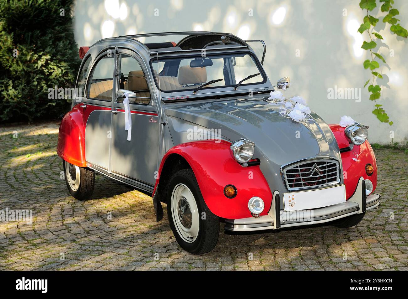 Citroën 2CV, automobilistico, storico, viaggi, auto, oldtimer, auto d'epoca, viaggio, passeggeri, vuoto, bagagli, retro, Francia Foto Stock