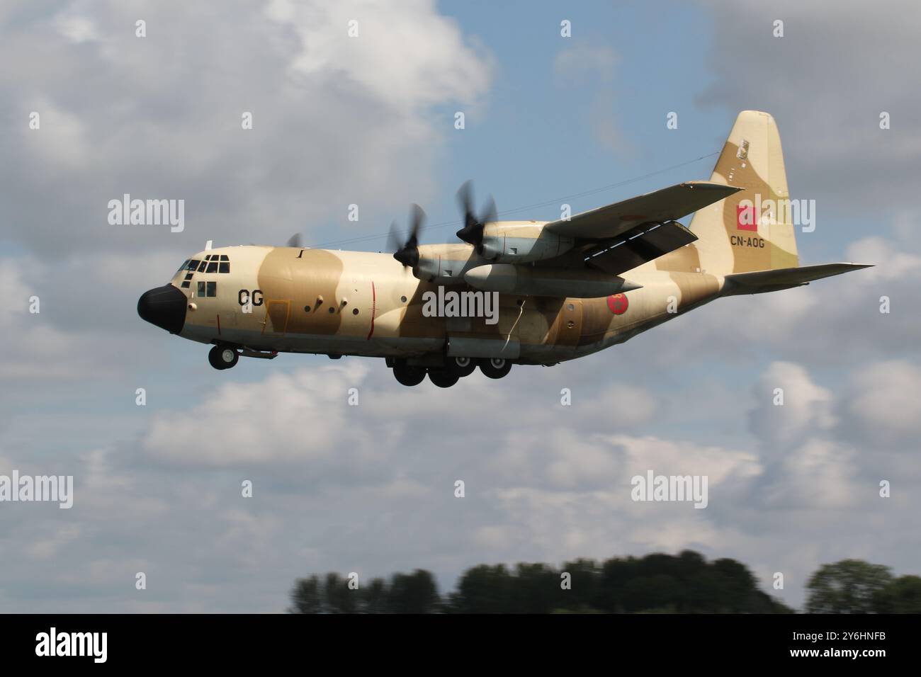 CN-AOG, un Lockheed C-130H Hercules gestito dalla Royal Moroccan Air Force, arrivando alla RAF Fairford nel Gloucestershire, Inghilterra per partecipare al Royal International Air Tattoo 2024 (RIAT24). Foto Stock