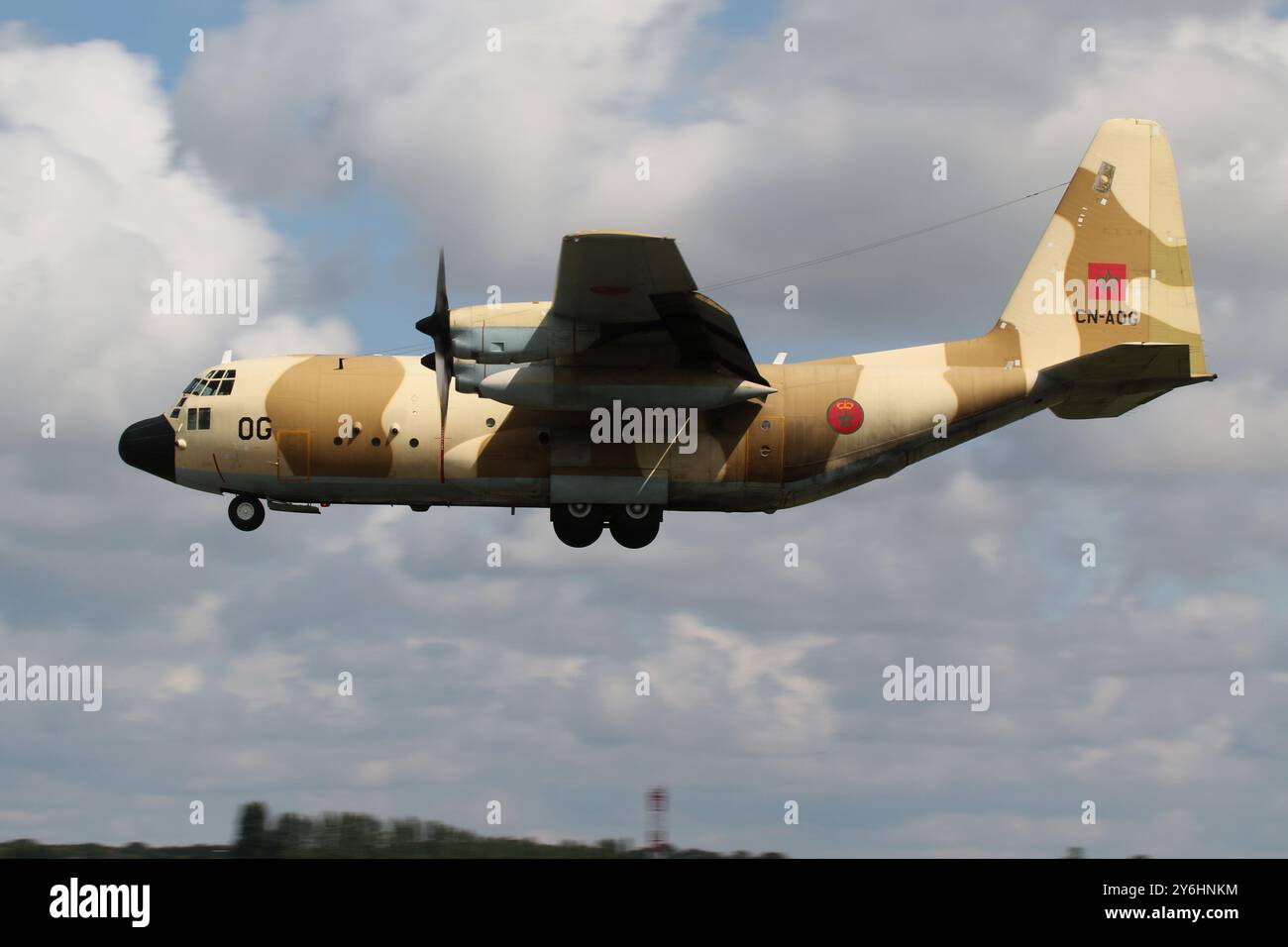 CN-AOG, un Lockheed C-130H Hercules gestito dalla Royal Moroccan Air Force, arrivando alla RAF Fairford nel Gloucestershire, Inghilterra per partecipare al Royal International Air Tattoo 2024 (RIAT24). Foto Stock