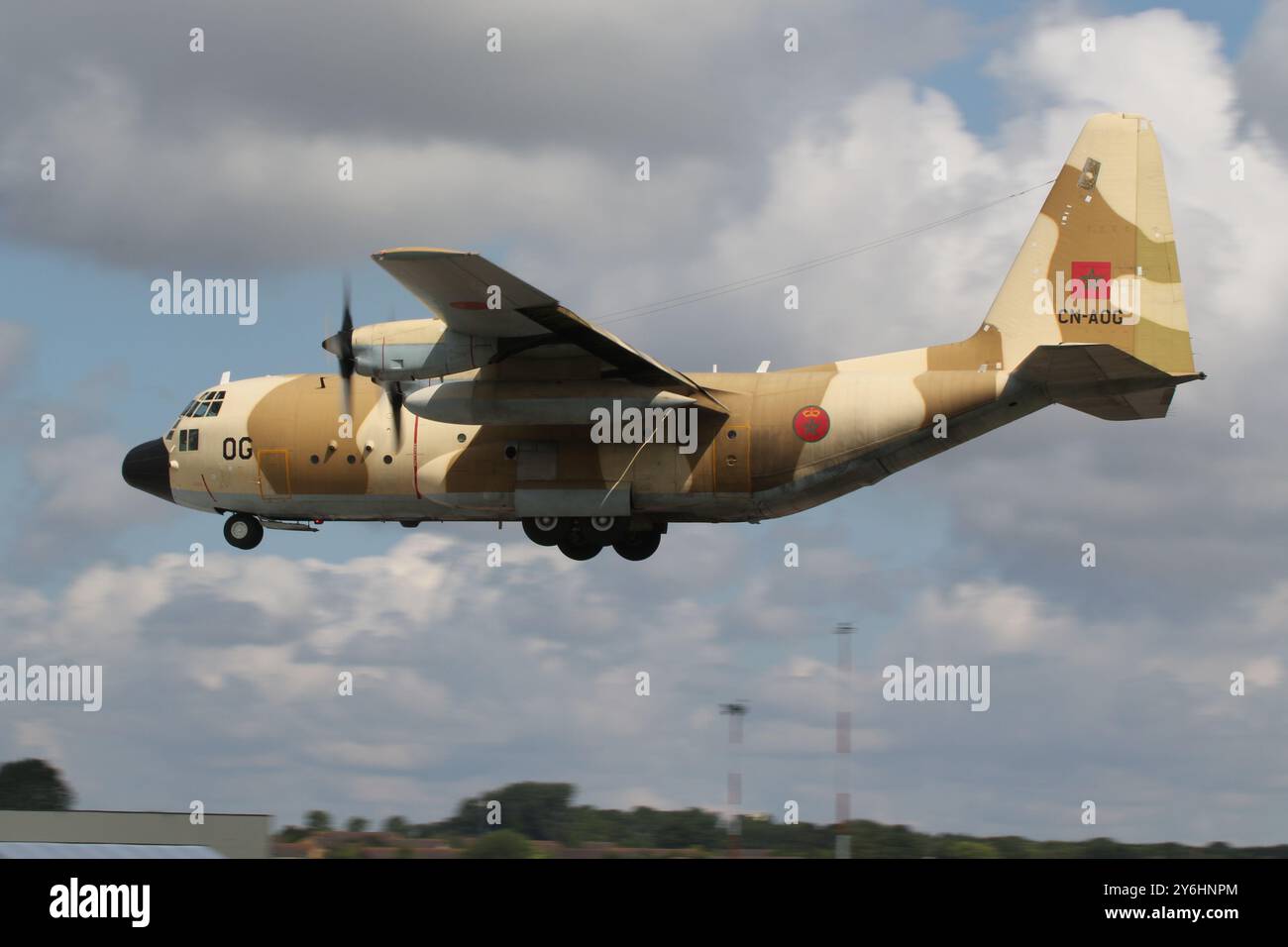 CN-AOG, un Lockheed C-130H Hercules gestito dalla Royal Moroccan Air Force, arrivando alla RAF Fairford nel Gloucestershire, Inghilterra per partecipare al Royal International Air Tattoo 2024 (RIAT24). Foto Stock