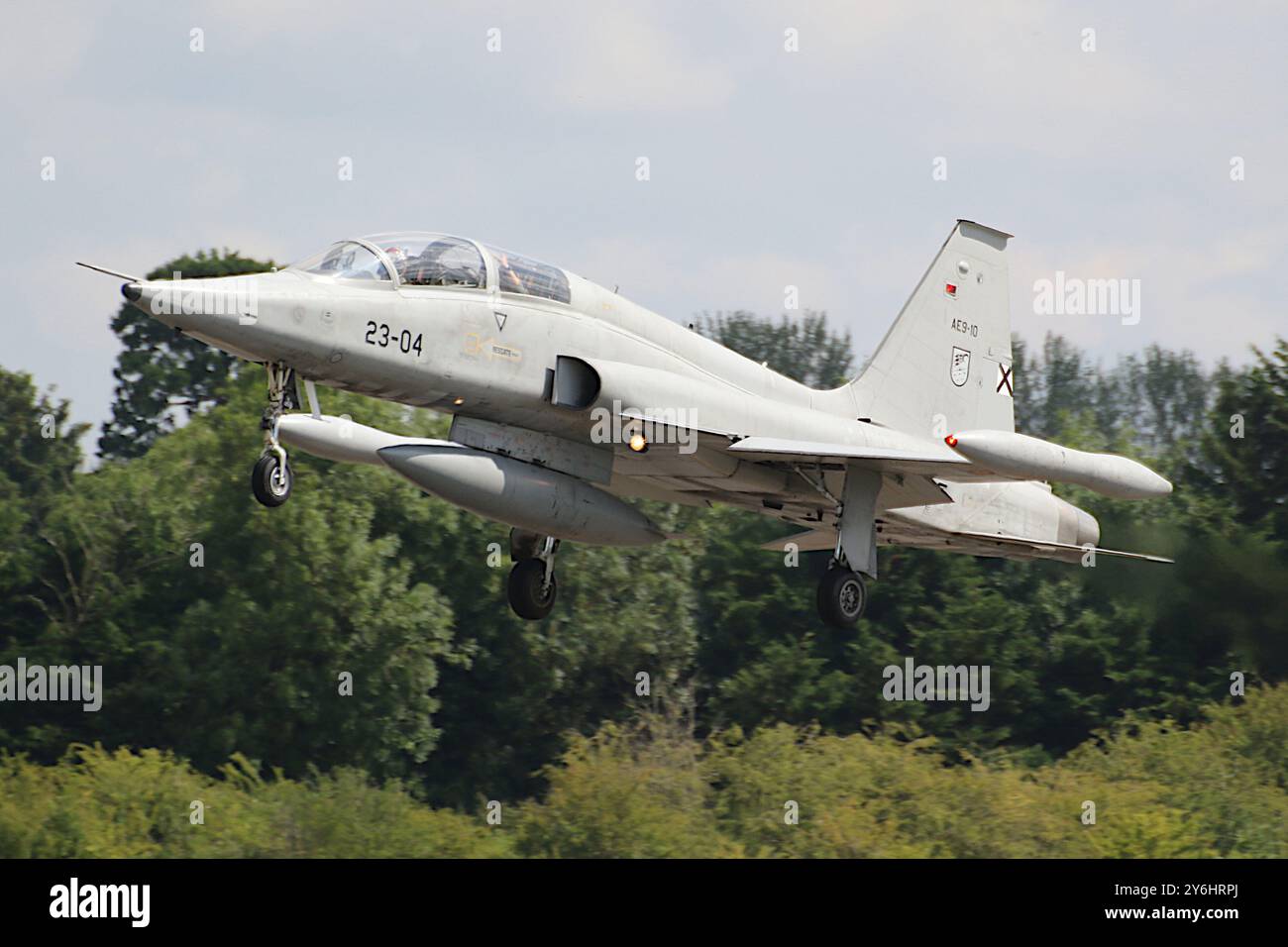 AE.9-10/23-04, un Northrop SF-5M Freedom Fighter gestito dalla Spanish Air and Space Force, che arriva alla RAF Fairford nel Gloucestershire, in Inghilterra per partecipare al Royal International Air Tattoo 2024 (RIAT24). Foto Stock