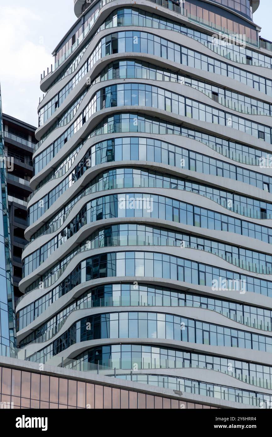 Tbilisi, Georgia - 10 agosto 2024: Residenza King David e centro affari a Tbilisi. Un edificio moderno che si affaccia sul fiume Kura e sul Tamar Mepe Foto Stock