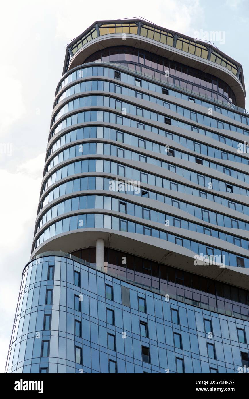 Tbilisi, Georgia - 10 agosto 2024: Residenza King David e centro affari a Tbilisi. Un edificio moderno che si affaccia sul fiume Kura e sul Tamar Mepe Foto Stock