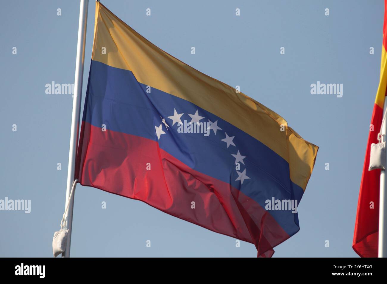 San Pietroburgo, Russia. 25 settembre 2024. La bandiera nazionale della Repubblica bolivariana del Venezuela, sventolando nel vento su un palo a San Pietroburgo, Russia. (Foto di Maksim Konstantinov/SOPA Images/Sipa USA) credito: SIPA USA/Alamy Live News Foto Stock