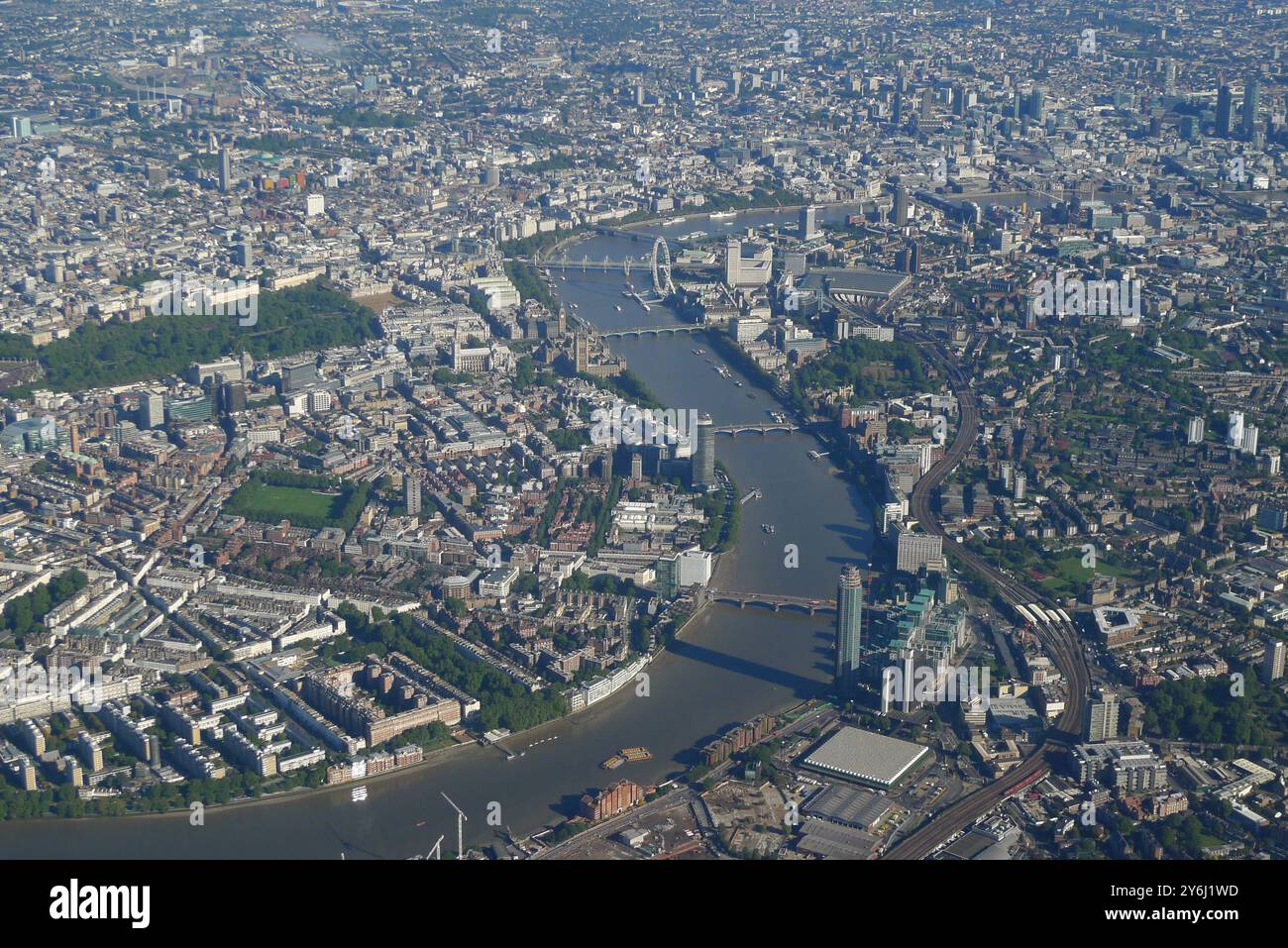 Vista aerea del paesaggio urbano di Londra e del fiume Tamigi, foto orizzontale, mattina Foto Stock