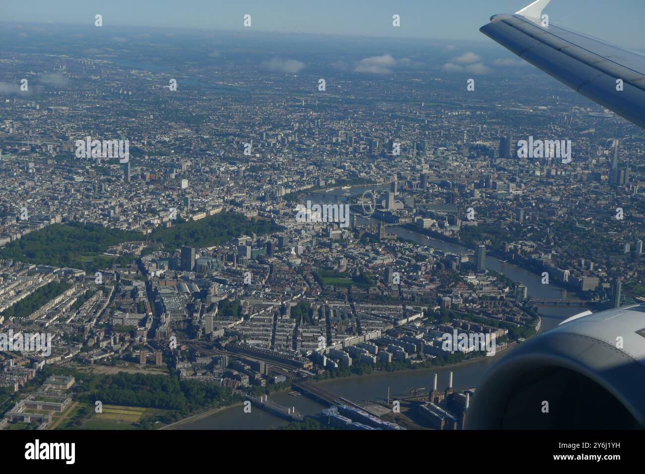 Vista aerea del paesaggio urbano di Londra con Green Park, St. James Park e il fiume Tamigi, foto orizzontale, vista dall'aereo Foto Stock