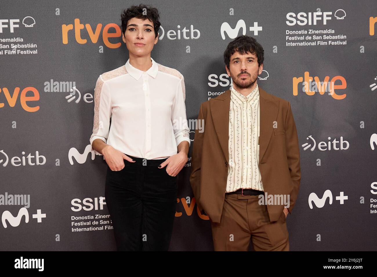 Donostia-San Sebastian, Paesi Baschi, Spagna. 25 settembre 2024. Festival del cinema. SSIFF 72. Pedro Martin Calero (regista, sceneggiatore) e Isabel Peña (sceneggiatore e co produttore esecutivo) sul tappeto rosso Kursaal al durante il photocall per il film "El Llanto/The Wailing", parte della Selezione ufficiale della 72a edizione del San Sebastián International Film Festival Zinemaldia, a Donostia-San Sebastian il 25 settembre 2024. Credito : Iñigo Alzugaray/Cordon Press credito: CORDON PRESS/Alamy Live News Foto Stock