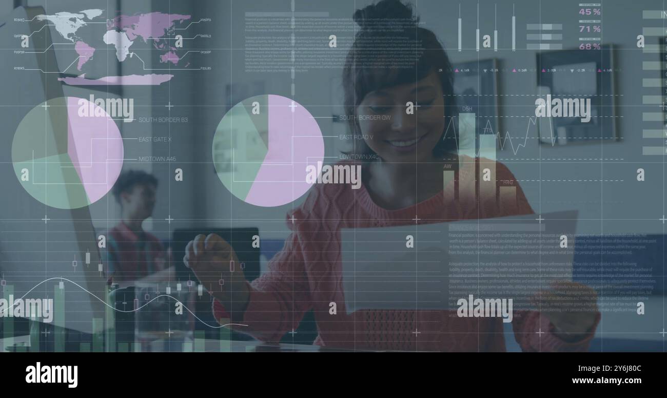 Immagine dell'elaborazione dei dati finanziari su una donna d'affari caucasica in carica Foto Stock