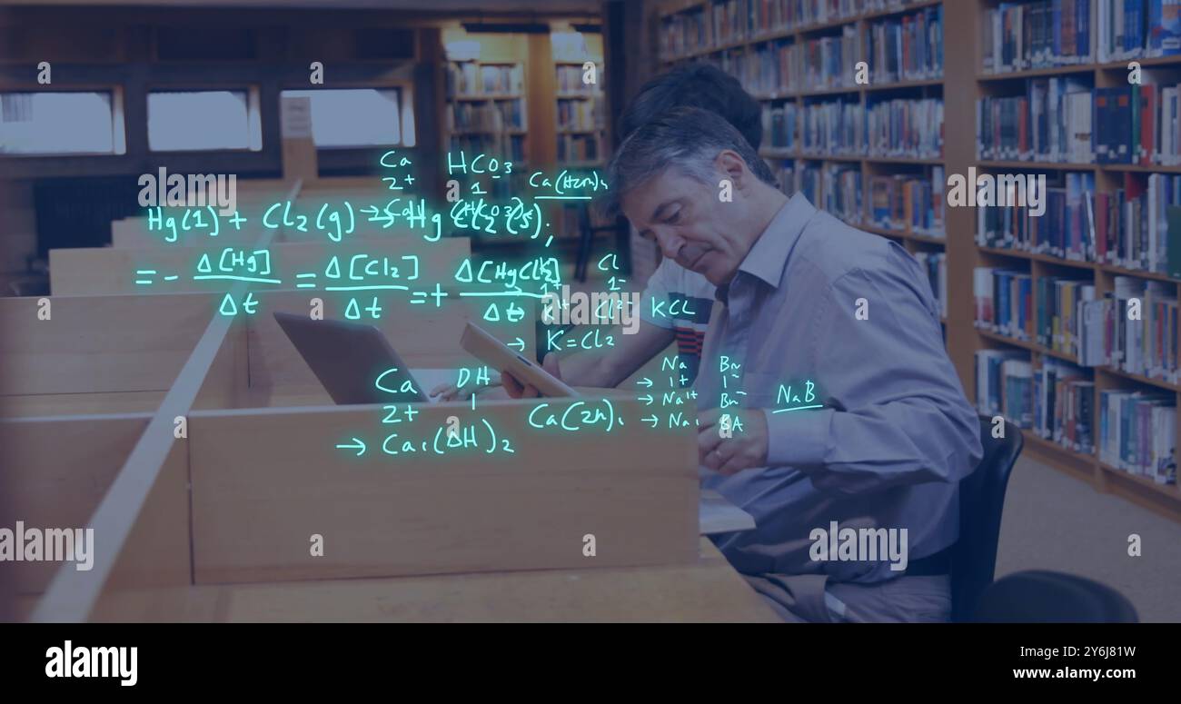 Immagine di equazioni su insegnante e studente maschio caucasico che utilizza laptop e tablet in biblioteca Foto Stock