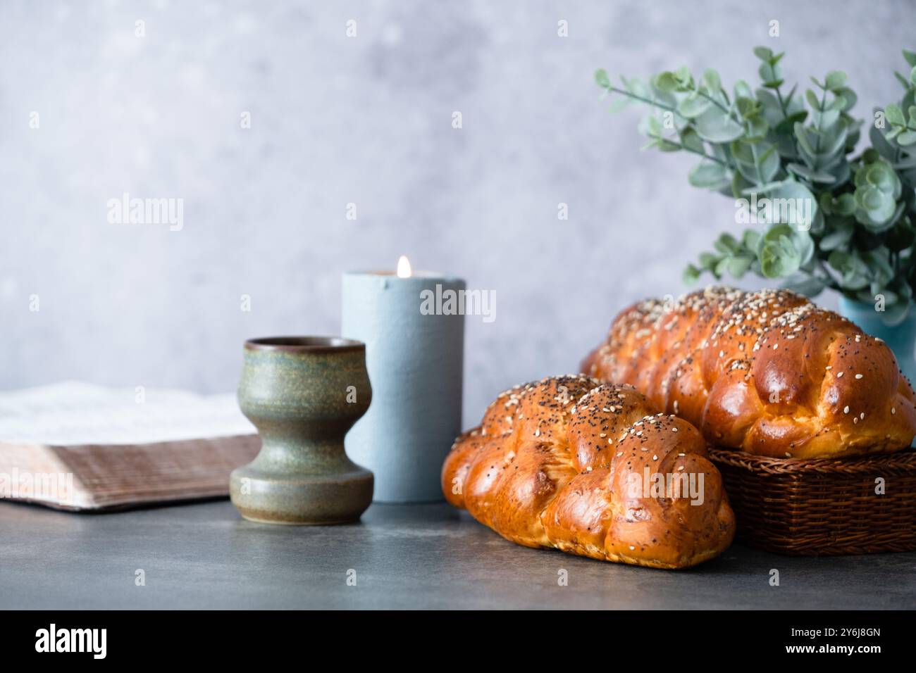 Pane appena sfornato poggiato su uno sfondo di cemento. Vacanza ebraica e concetto di cibo sano. spazio per il testo. Foto Stock