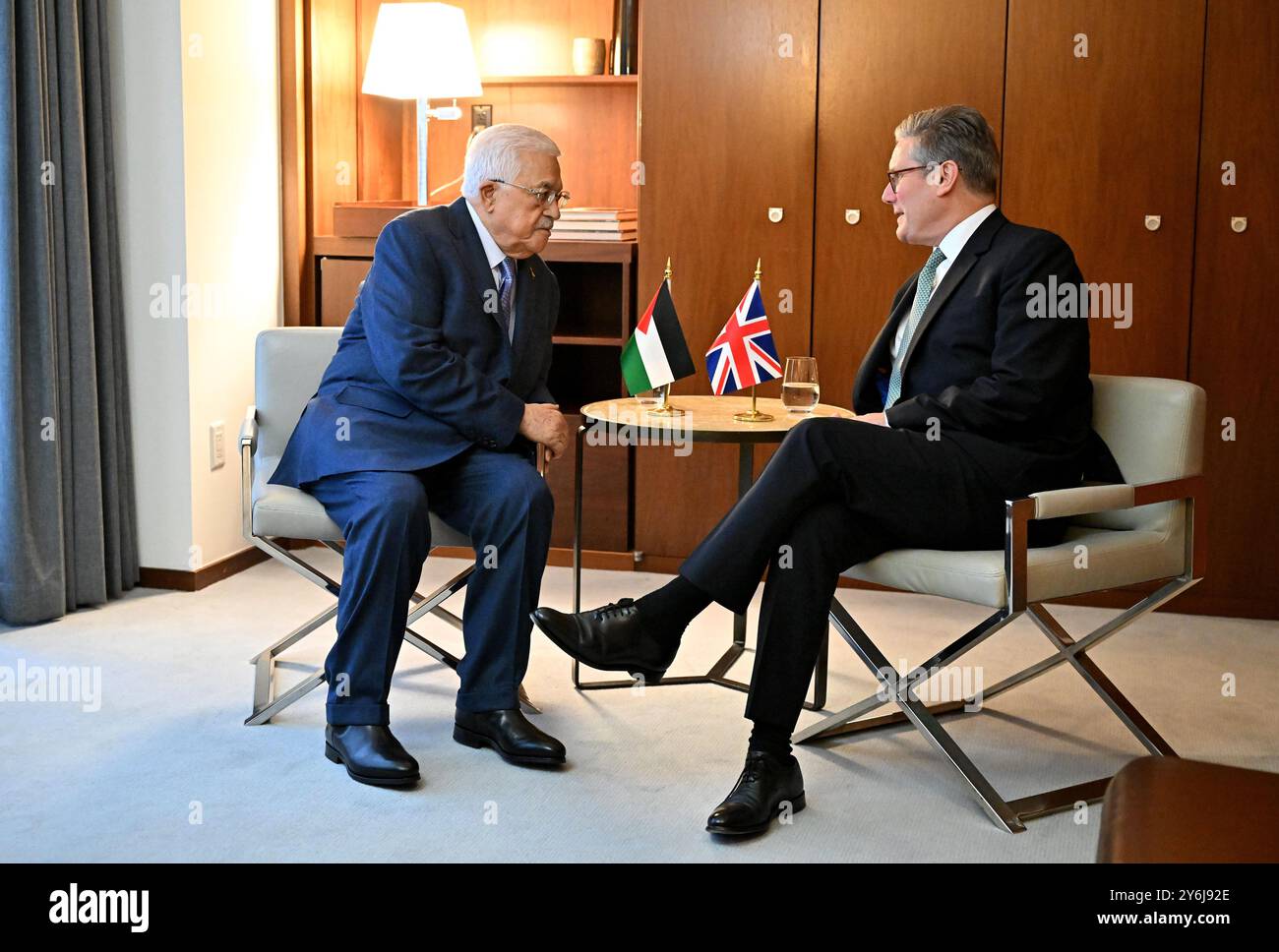 Il primo Ministro Sir Keir Starmer (a destra) incontra il Presidente palestinese Mahmud Abbas in vista di un incontro bilaterale alle Nazioni Unite a New York, prima di rivolgersi all'Assemblea generale delle Nazioni Unite giovedì. Data foto: Mercoledì 25 settembre 2024. Foto Stock