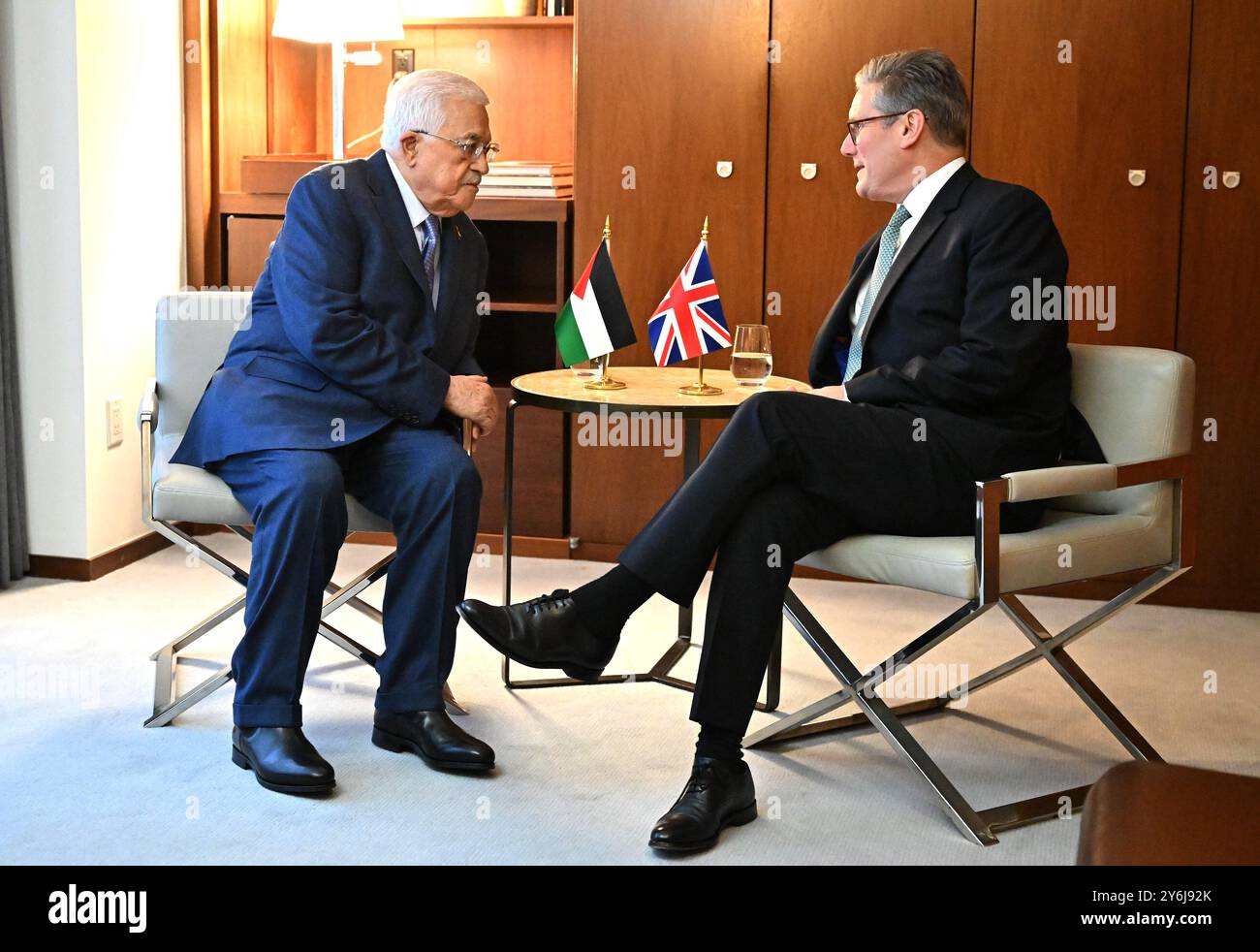 Il primo Ministro Sir Keir Starmer (a destra) incontra il Presidente palestinese Mahmud Abbas in vista di un incontro bilaterale alle Nazioni Unite a New York, prima di rivolgersi all'Assemblea generale delle Nazioni Unite giovedì. Data foto: Mercoledì 25 settembre 2024. Foto Stock