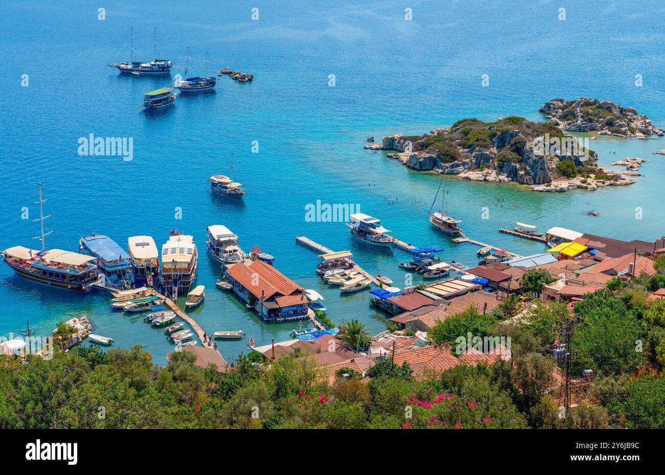 Demre, Antalya, Turchia - 7 agosto 2024: Vista sul mare e tour in barca giornalieri dal castello di Simena (Kalekoy) Foto Stock