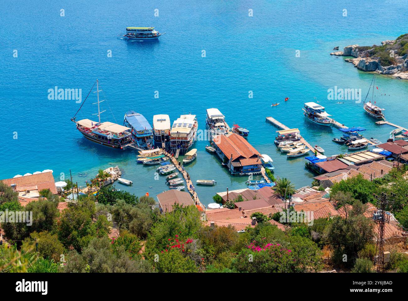 Demre, Antalya, Turchia - 7 agosto 2024: Vista sul mare e tour in barca giornalieri dal castello di Simena (Kalekoy) Foto Stock