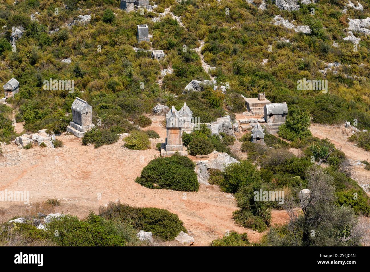 Molte tombe di pietra di Lycia su terra a Kalekoy, Kekova, Antalya, Turchia Foto Stock