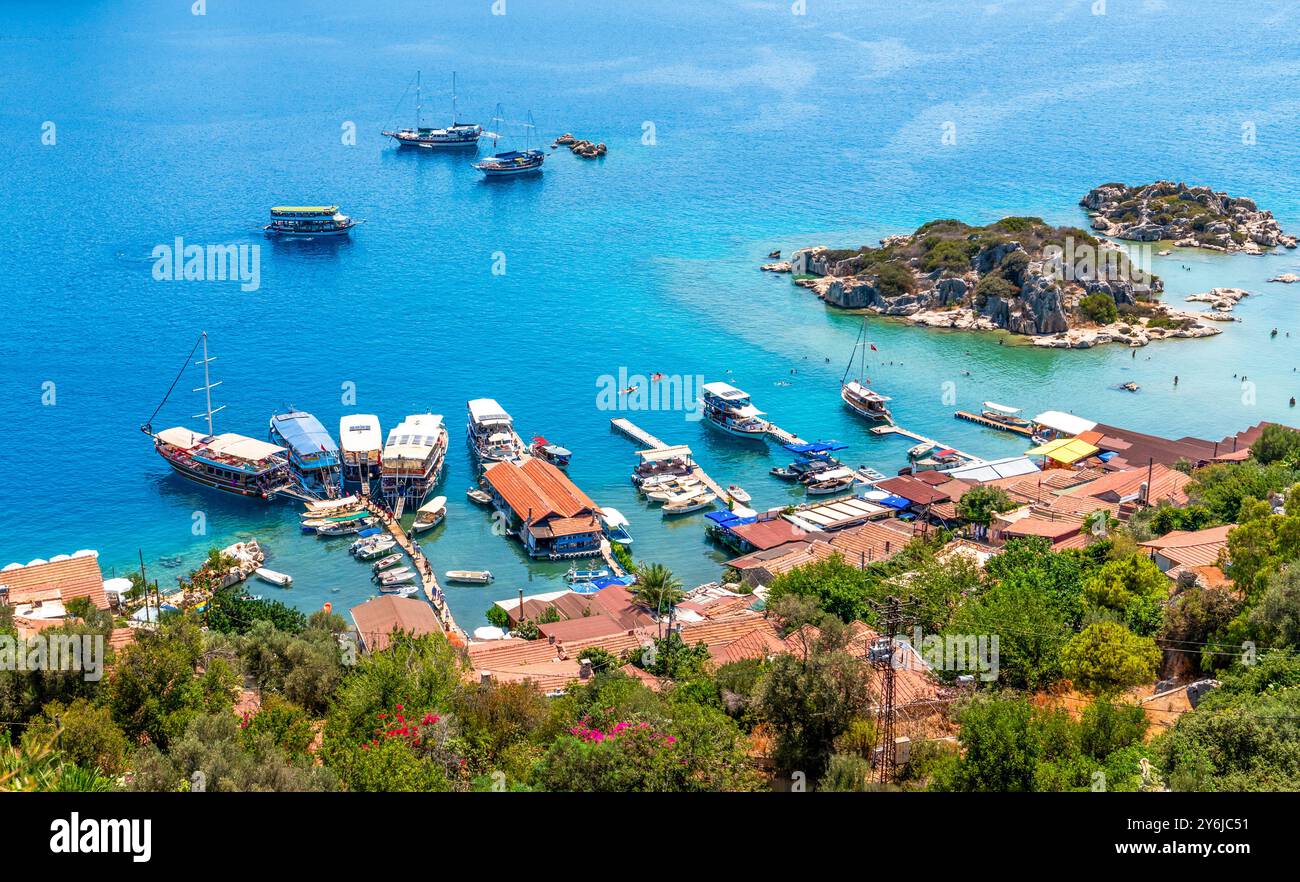 Ammira il villaggio di Kalekoy e le rovine del castello di Simena, con l'isola di Kekova dall'altra parte dell'acqua, nella provincia turca di Antalya. Foto Stock