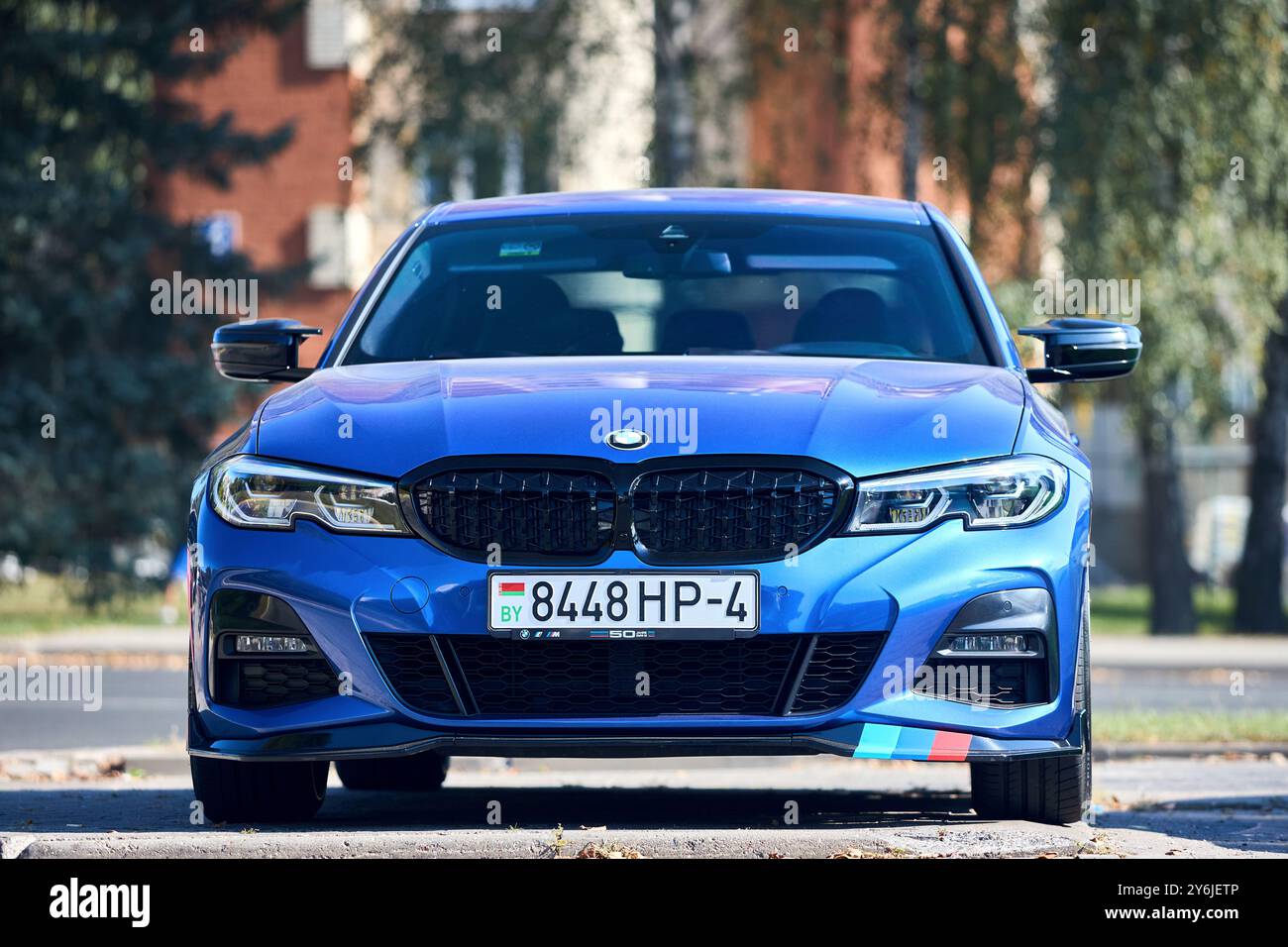 Minsk, Bielorussia - 18 settembre 2024: BMW 3 Series Sedan blu metallizzato settima generazione, G20 2019-presente, prodotto e commercializzato da BMW Parked ov Foto Stock